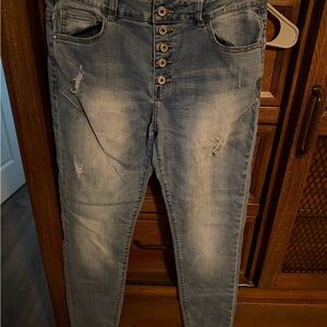 Q2 Women's Light Blue Distressed Straight-Leg Jeans